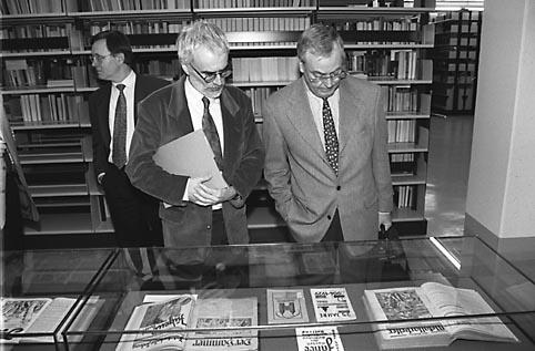 Besuch des DGB-Bundesvorstandes im Archiv der sozialen Demokratie (hier: im Magazin der Bibliothek) anl&auml;sslich der &Uuml;bergabe der Bibliothek des DGB-Bundesvorstandes an die Friedrich-Ebert-Stiftung, 1995