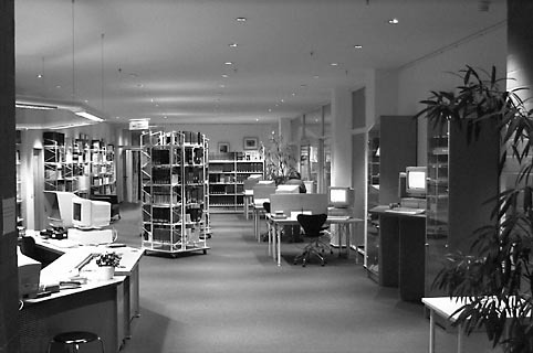 Blick in den neu gestalteten Eingangsbereich der Bibliothek